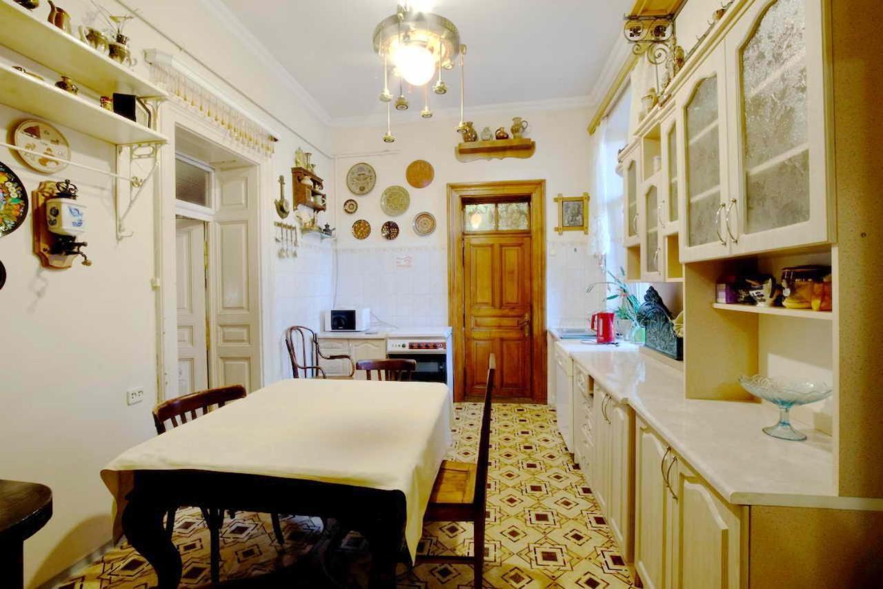 "Eva Stories" Movie Apartment On Rynok Square Leópolis Exterior foto